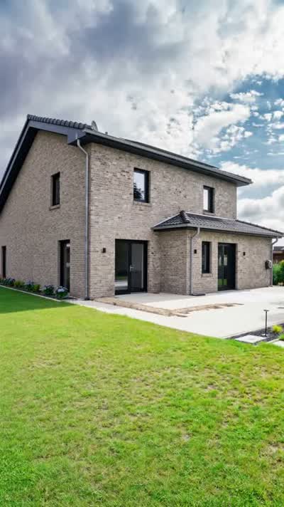 Aluminium-Terrassenüberdachung an einem Einfamilienhaus in Meppen