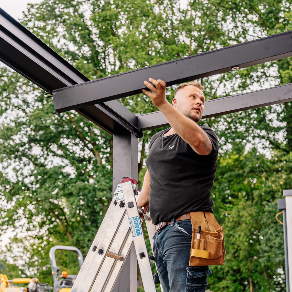 Daniel Appelhans von Terravista Meppen bei der fachgerechten Montage einer Terrassenüberdachung aus Aluminium im Emsland.