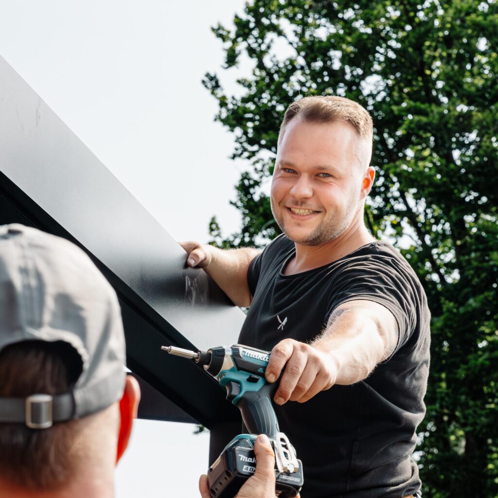 Daniel Appelhans bei der präzisen Montage einer Terrassenüberdachung aus Aluminium – Terravista Meppen Fachmontage im Emsland.